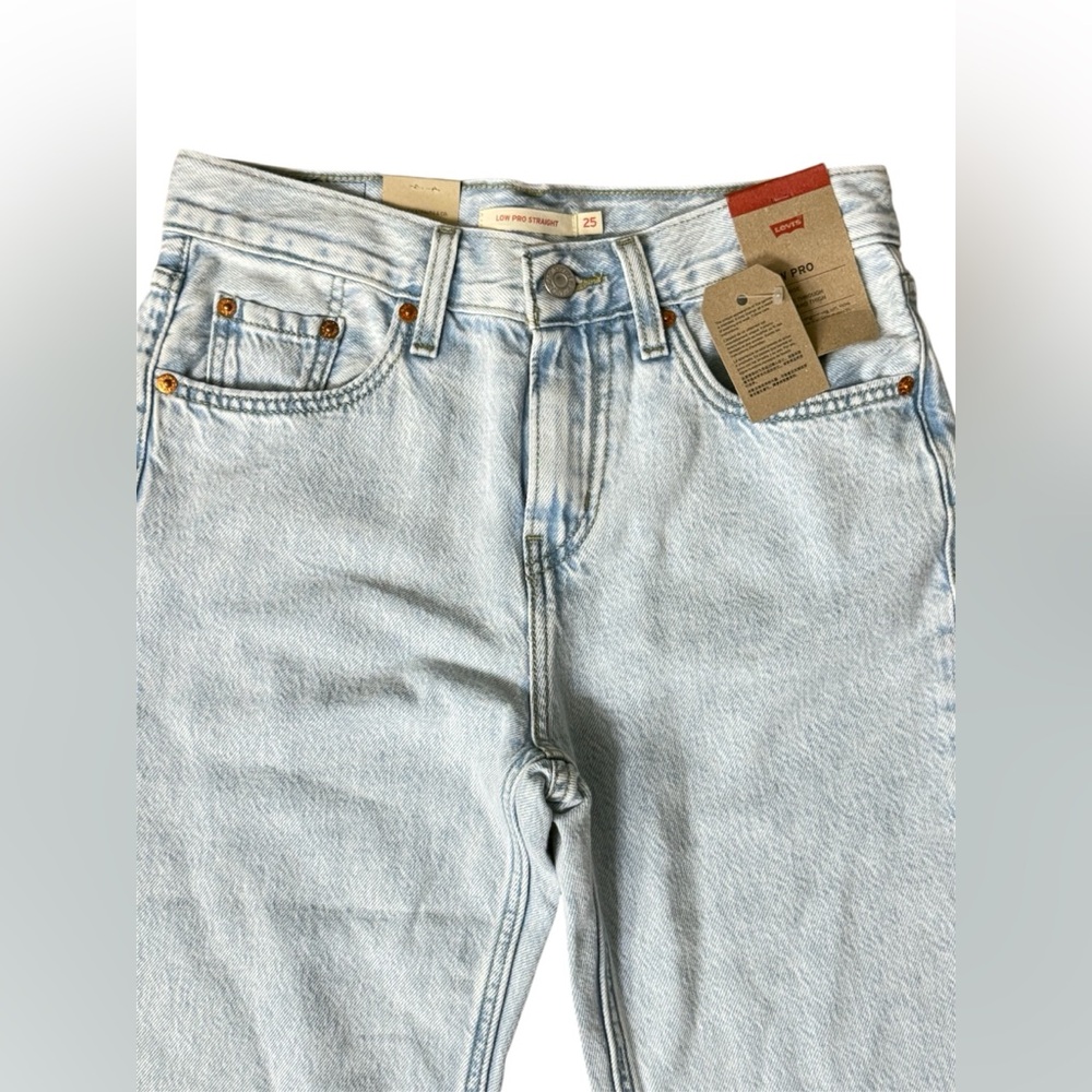 NWT! Levi's Women's Low Pro Relaxed Straight Leg High- Rise Light Wash Jeans 25